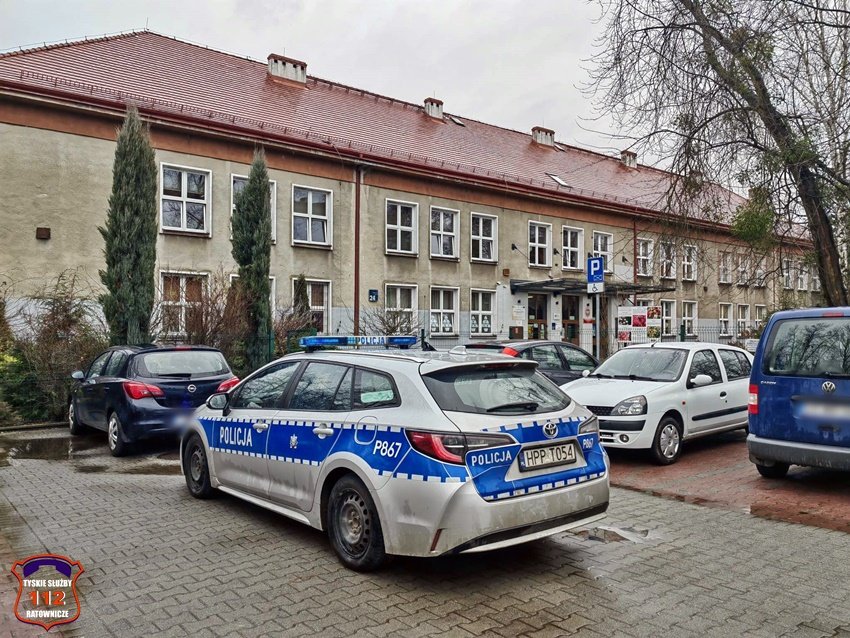 W szkole w Tychach spadł sufit na uczniów. Są poszkodowani/fot.112 Tychy - Tyskie Służby Ratownicze