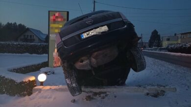 Wpadł do rowu, później zasnął w obcym domu. Miał 3 promile/fot.Śląska Policja