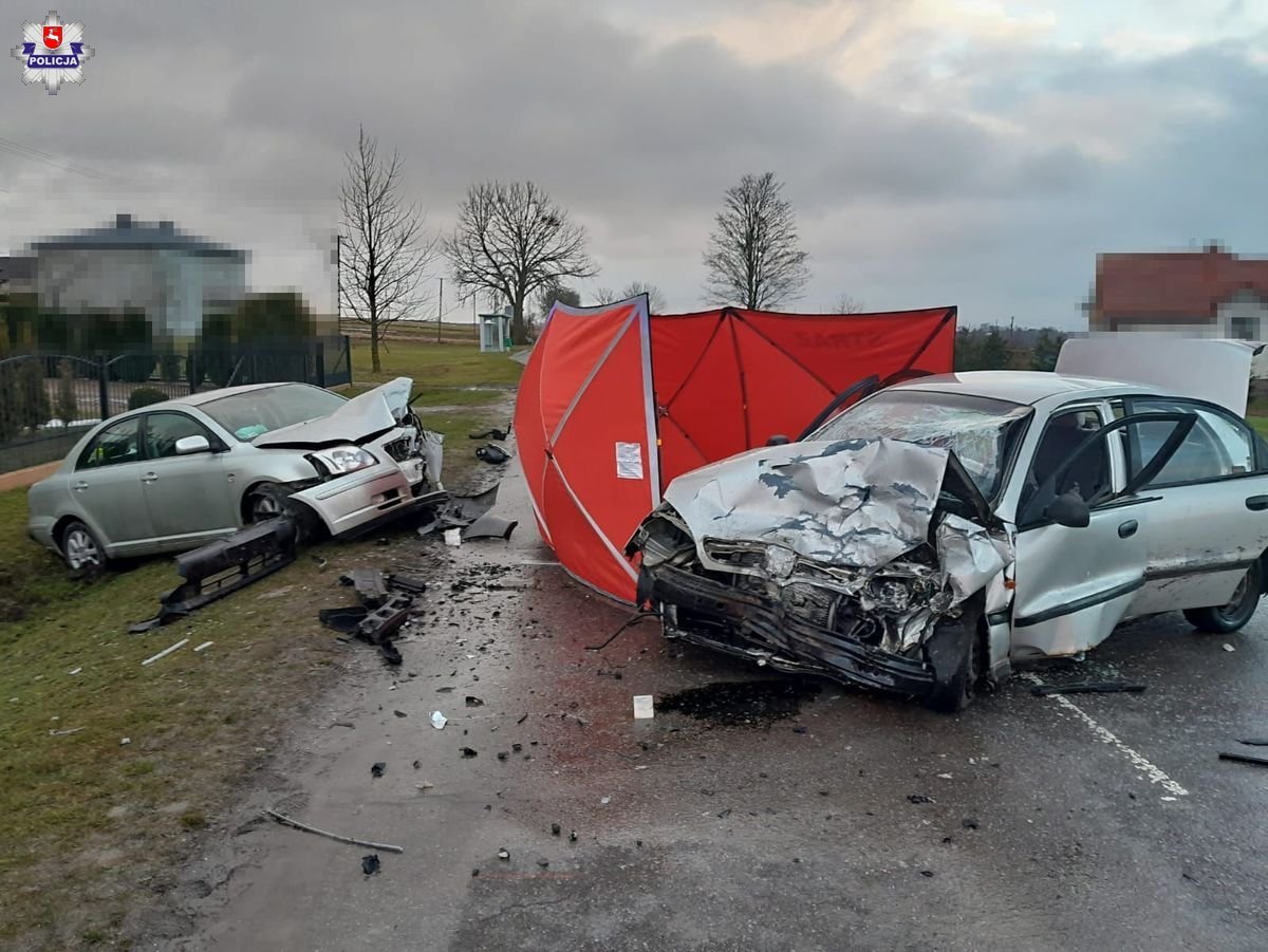 Wyprzedzanie zakończone śmiercią. Kierowca daewoo zginął na miejscu/fot.Policja Lubelska