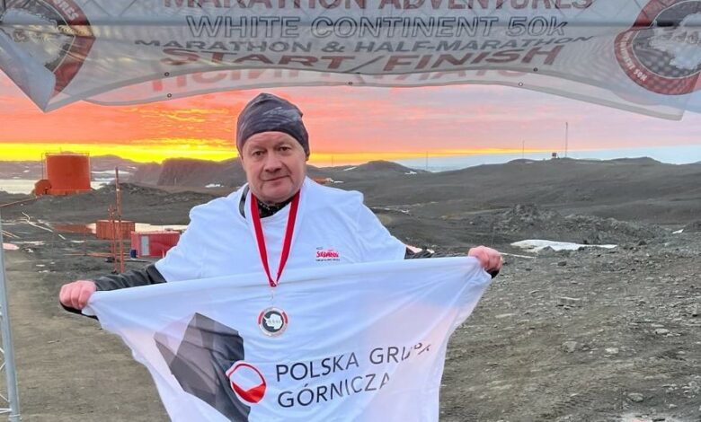 Górnik z Mysłowic przebiegł maraton na Antarktydzie. Fot. PGG