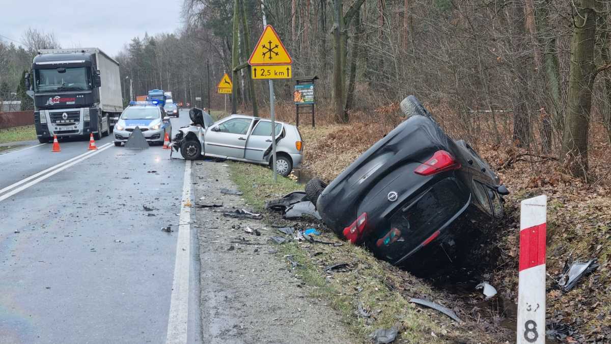 Chciał skręcić, zderzył się z oplem. Kierowca volkswagena nie żyje/fot.Policja Podkarpacka