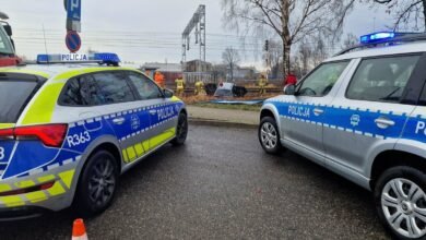 Kierowca bmw zawisł na torowisku/fot.Śląska Policja