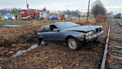 Nietrzeźwy kierowca bmw. Jego auto zawiesiło się przed torowiskiem. Fot. Policja Śląska