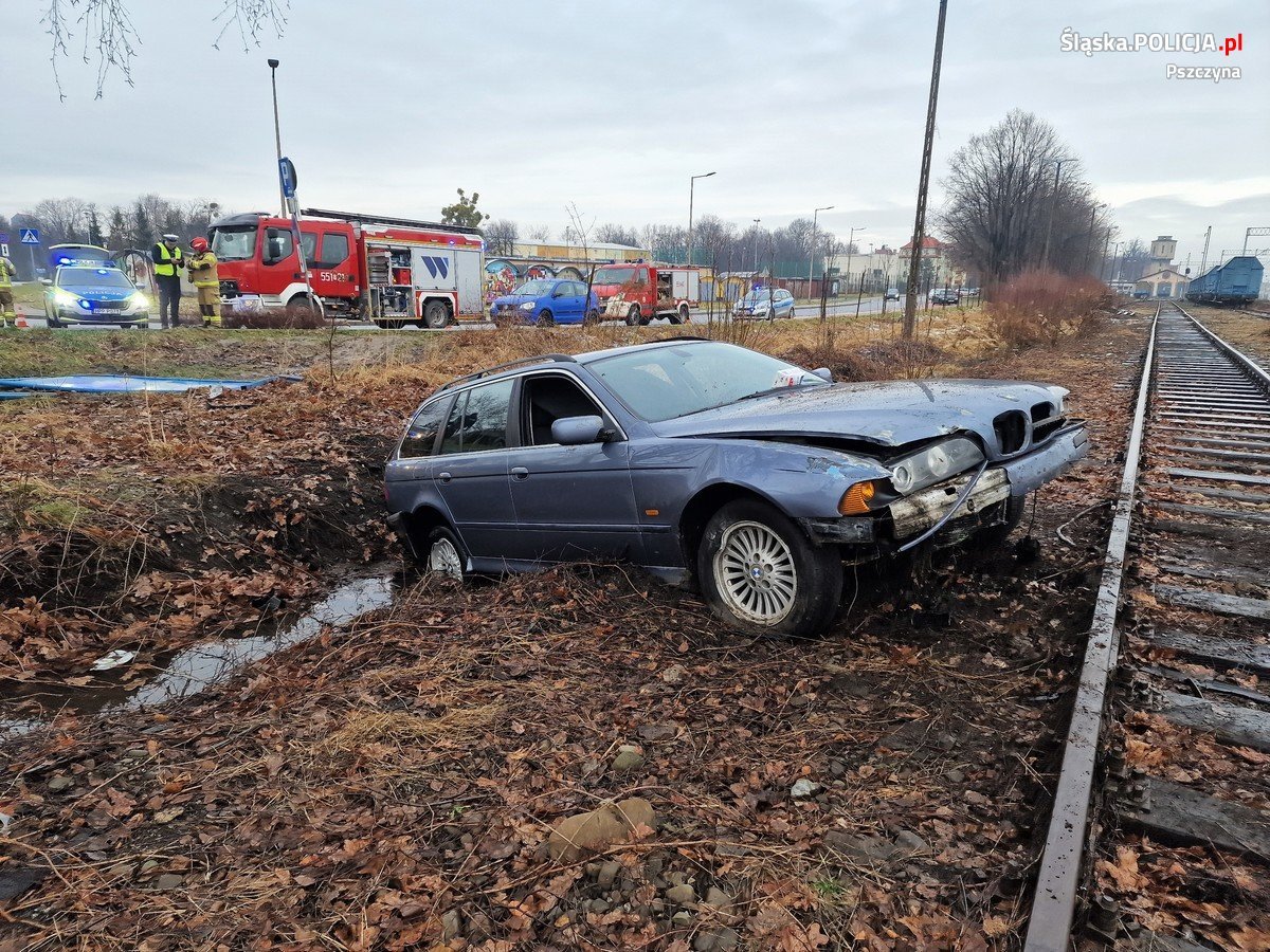 Nietrzeźwy kierowca bmw. Jego auto zawiesiło się przed torowiskiem. Fot. Policja Śląska