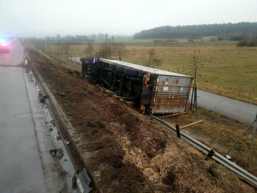 Kierowca lawety potrącony przez ciężarówkę. 35-latek zginął na miejscu/fot.KMP Nidzica