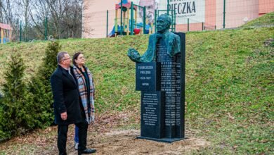 W Godowie stanęła rzeźba Franciszka Pieczki. Fot. UM Godów