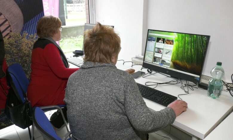 Seniorzy w Katowicach uczą się technologii