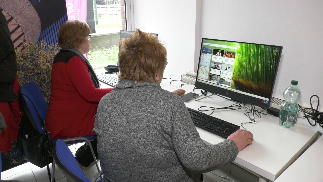 Seniorzy w Katowicach uczą się technologii