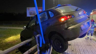 Pijany wjechał w barierki i uciekł. Na miejsce kazał mu wrócić taksówkarz. Fot. Policja Śląska