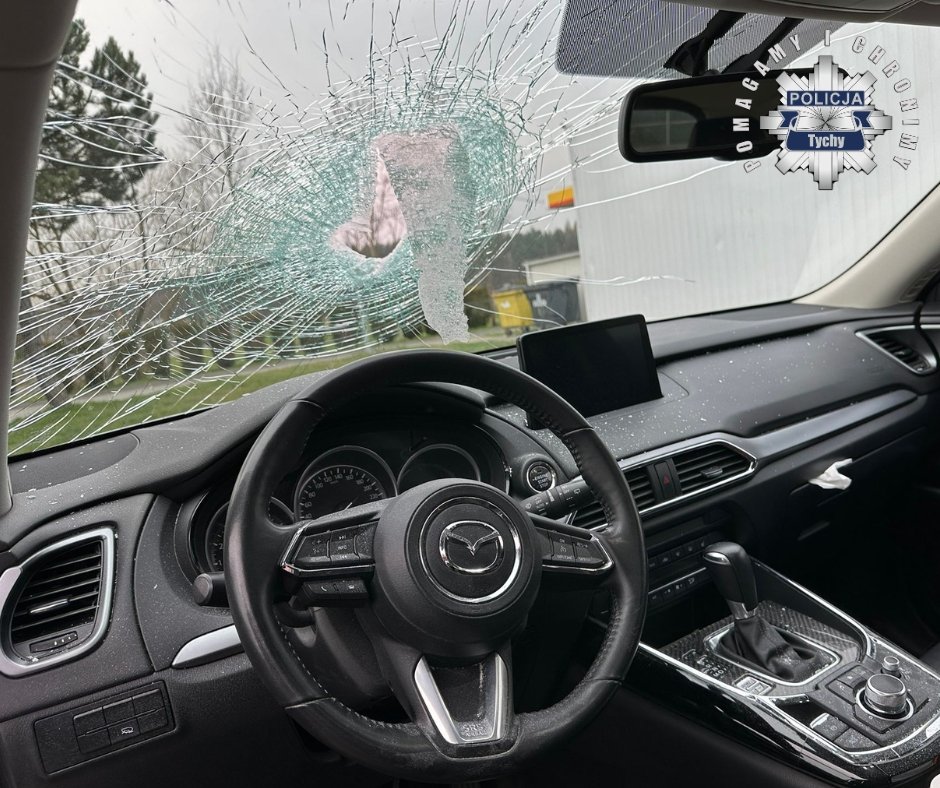 Groźne zdarzenie na DK86 w Tychach. Kierowca mazdy trafił do szpitala/fot.Śląska Policja