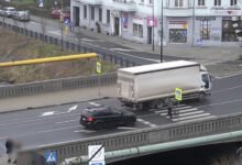 Ciężarówka przejechała tuż przed pieszym. Wszystko nagrała policja