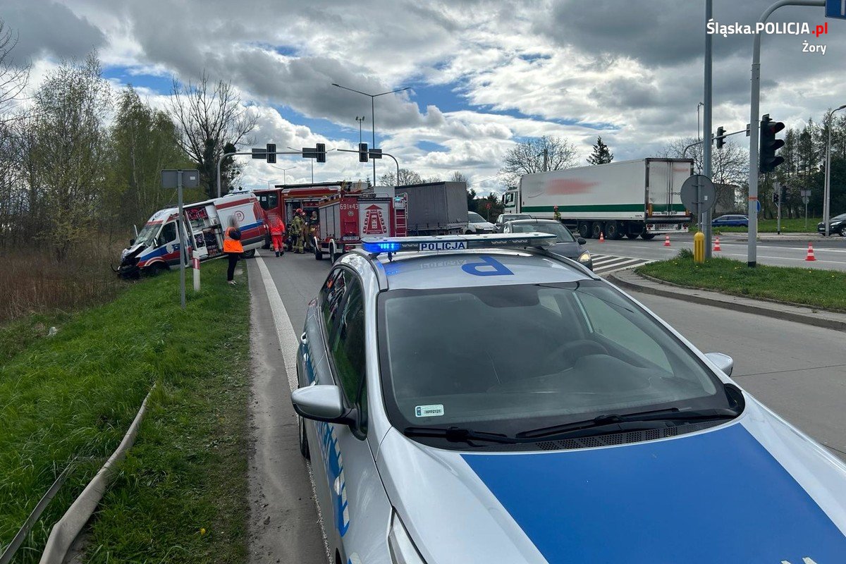 Zderzenie dostawczaka i karetki w Żorach/fot.Ślaska Policja