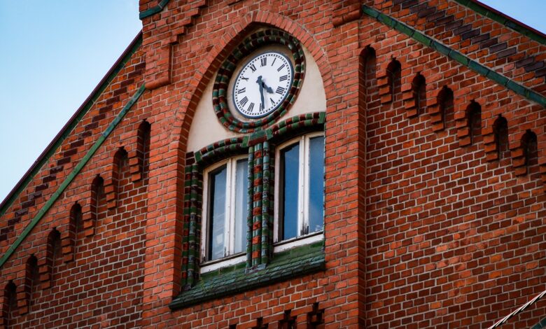 Historyczny zegar powrócił na ul. Gliwicką w Katowicach. Fot. UM Katowice