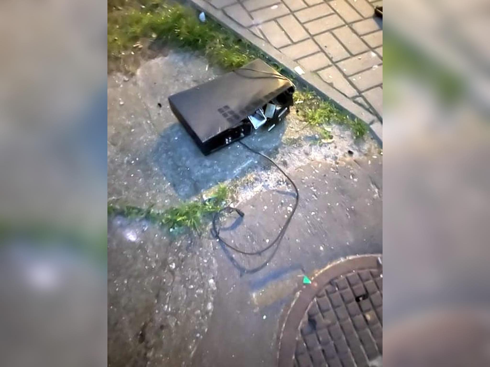 Sprzęty leciały "z nieba". Senior trafił pod opiekę specjalistów/fot.Straż Miejska Warszawa