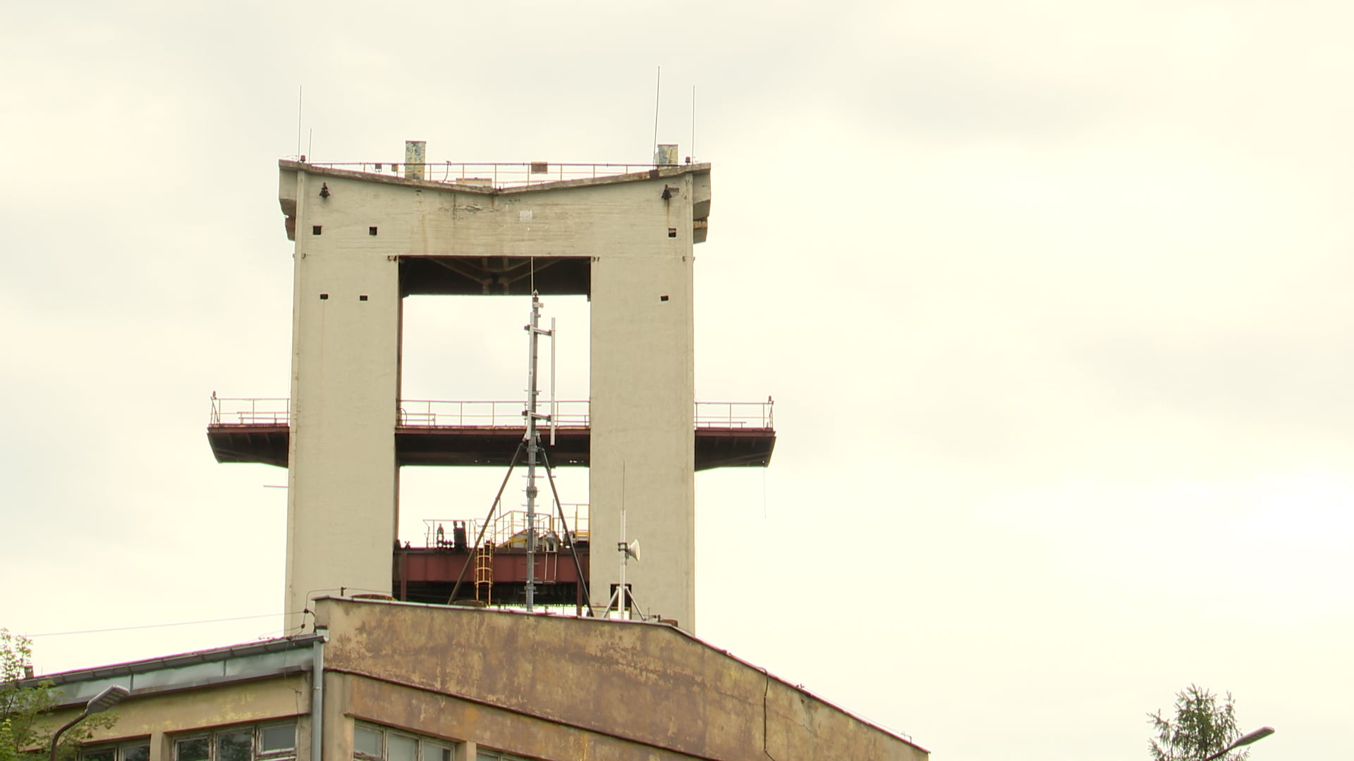 Katowice: Trwa rozbiórka wieży Szybu Roździeński WIDEO