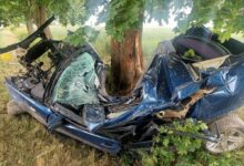 BMW owinęło się wokół drzewa. Kierowca nie żyje/fot.KPP Krasnystaw