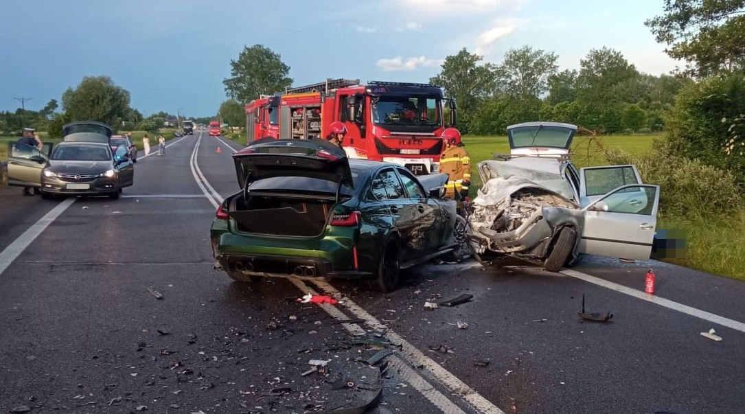 Czołowe zderzenie skody i bmw. Jedna osoba nie żyje/fot.KPP Radzyń Podlaski