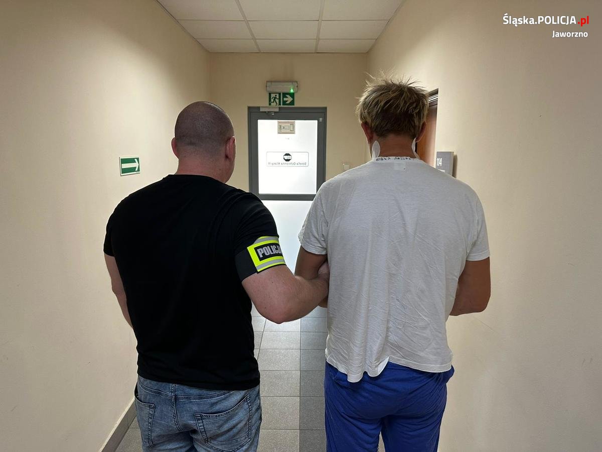 Zaczął okaleczać się w aucie. Później zaatakował policjantów/fot.KMP Jaworzno