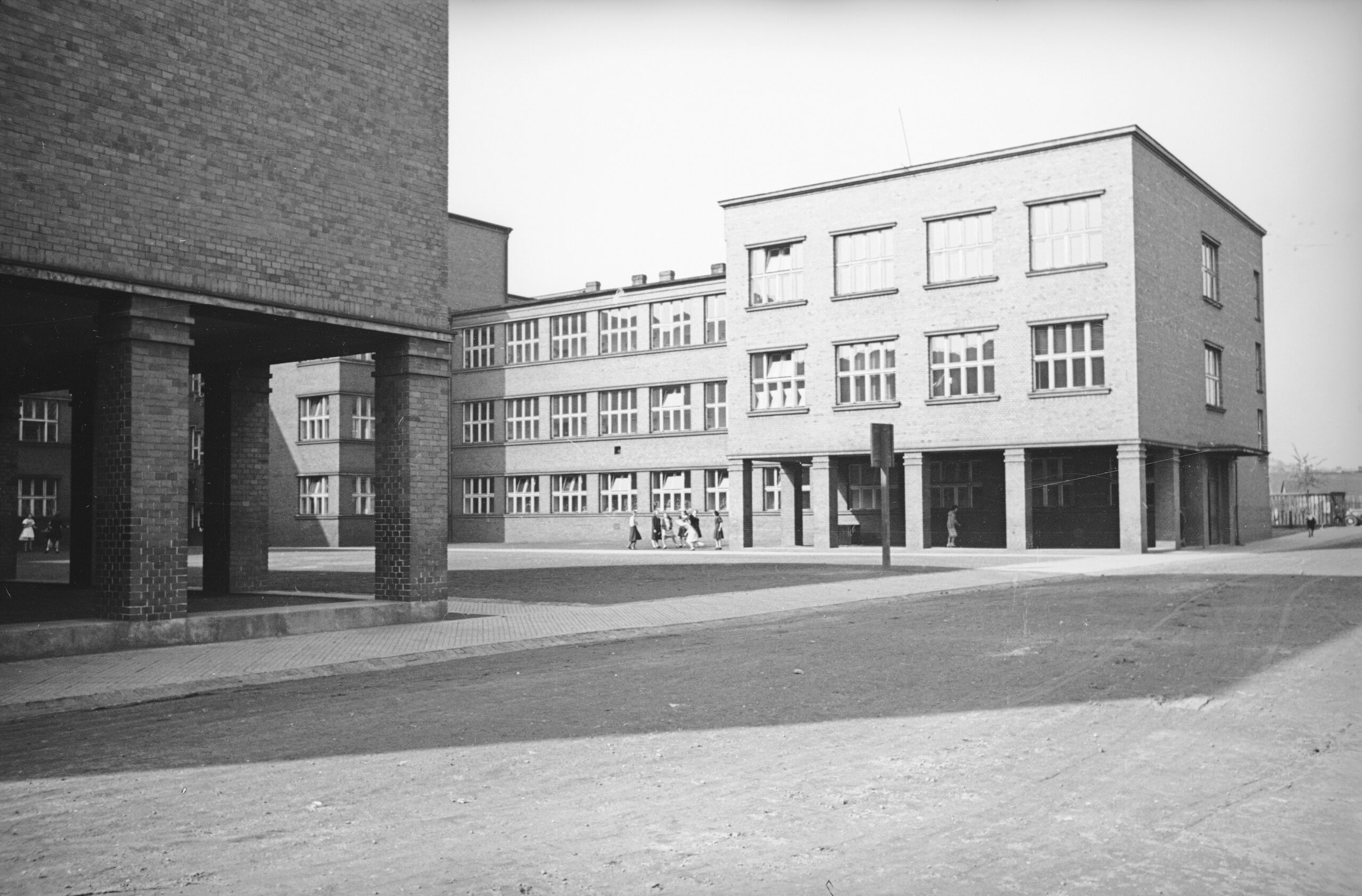 Nauka transformuje Katowice Bogucice Zawodzie. Na zdjęciu modernistyczna szkoła w Zawodziu, dziś budynek Uniwersytetu Ekonomicznego. Fot. Narodowe Archiwum Cyfrowe
