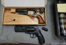 Poprosił, by odebrać mu broń, bo ma problemy psychiczne/fot.Straż Miejska Warszawa