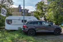 Skarbówka licytuje „wakacyjny zestaw”. To SUV i przyczepa kempingowa. Fot. KAS Śląsk