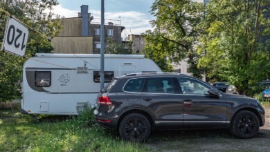 Skarbówka licytuje „wakacyjny zestaw”. To SUV i przyczepa kempingowa. Fot. KAS Śląsk