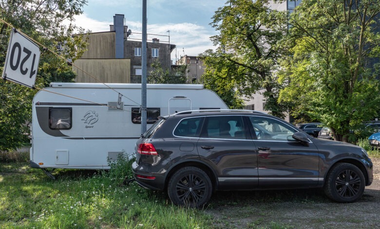 Skarbówka licytuje „wakacyjny zestaw”. To SUV i przyczepa kempingowa. Fot. KAS Śląsk