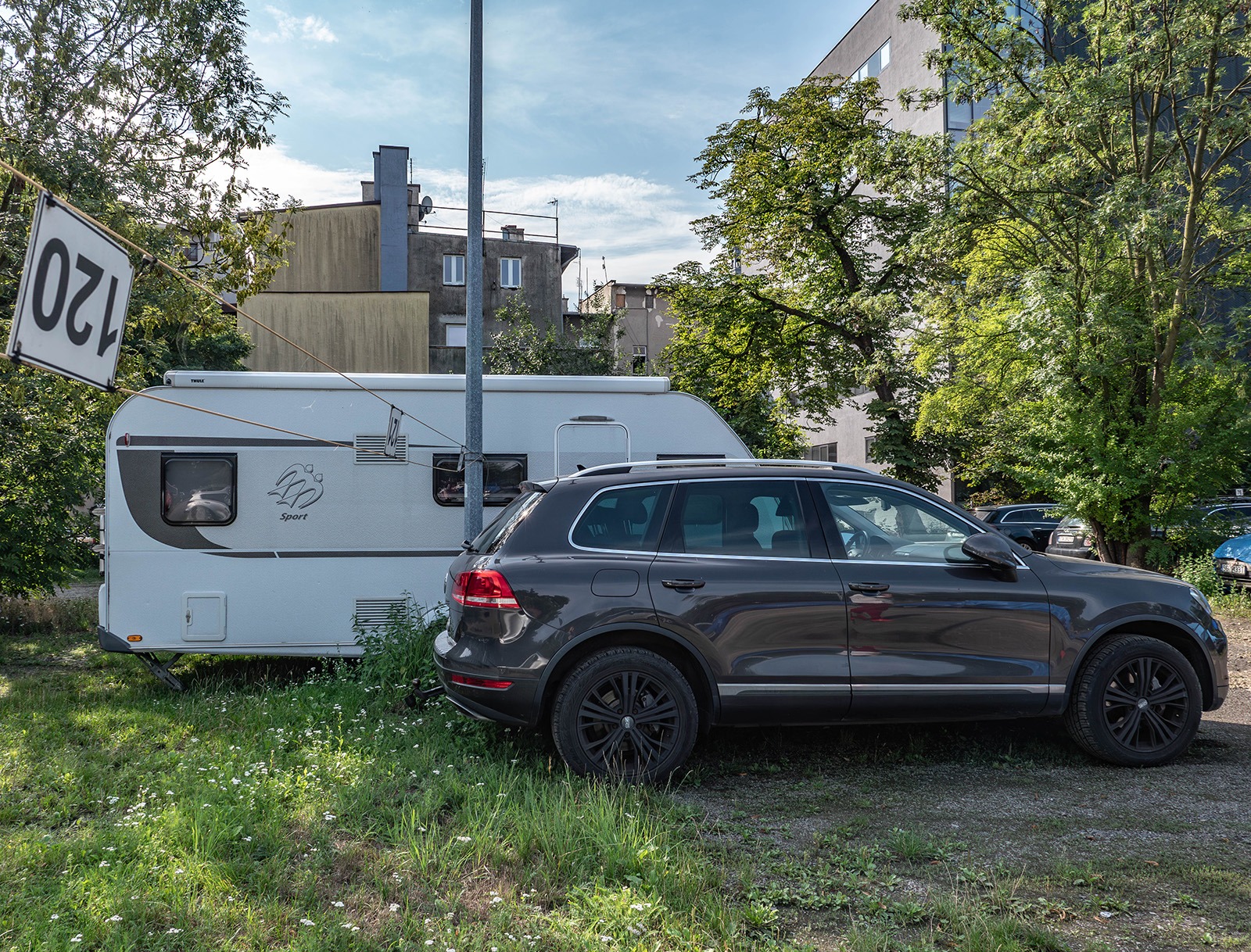 Skarbówka licytuje „wakacyjny zestaw”. To SUV i przyczepa kempingowa. Fot. KAS Śląsk