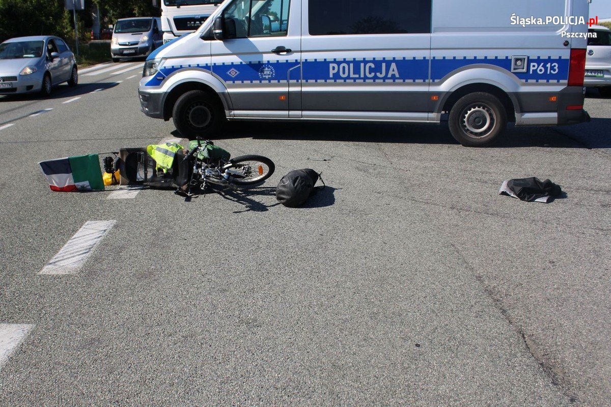 Wjechał pod auto. Rowerzysta nie żyje/fot.Śląska Policja