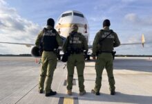 Pasażerka była agresywna. Strażnicy wyprowadzili ją z samolotu. Fot. Straż Graniczna Śląsk