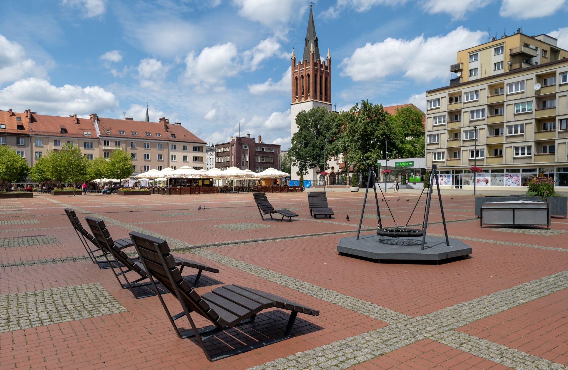 Bytom zamontował na rynku meble z recyklingu. Fot. UM Bytom