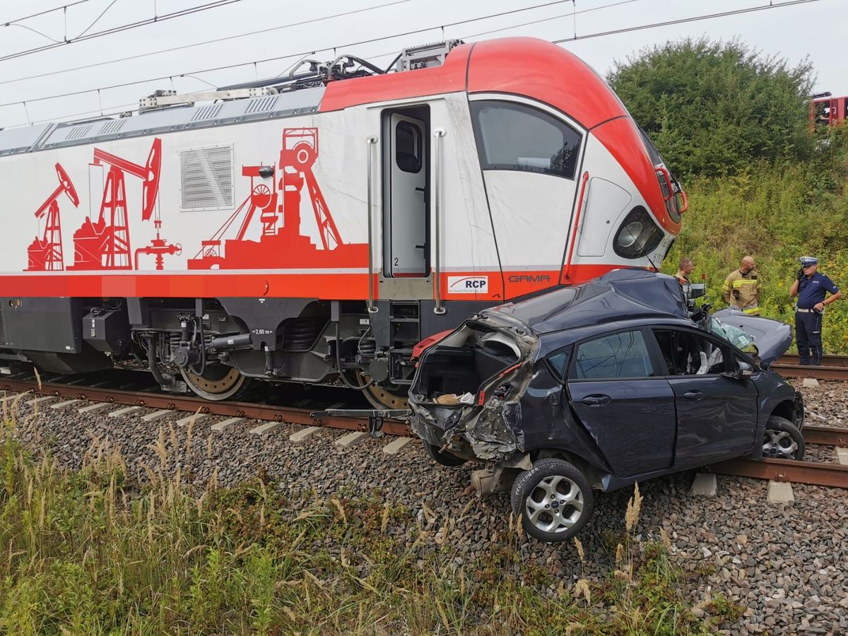 Wjechał pod pociąg. Kierowca forda zginął na miejscu/fot.KMP Lublin