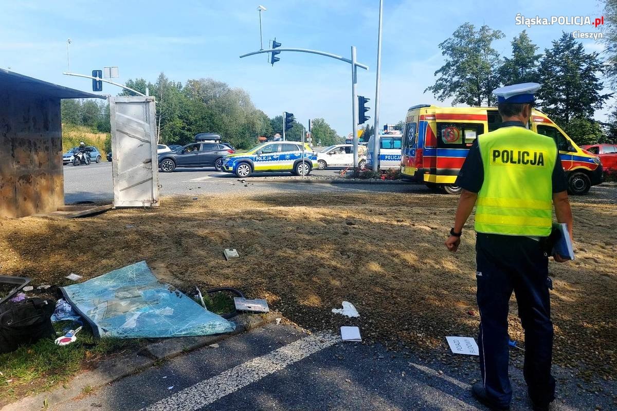 Zderzenie samochodu pogotowia gazowego i ciężarówki. Jedna osoba nie żyje/fot.Śląska Policja