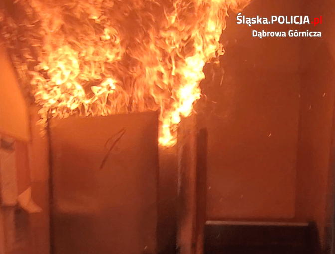 Pożar kamienicy w Dąbrowie. Policjanci uratowali mężczyznę. Fot. Policja Śląska