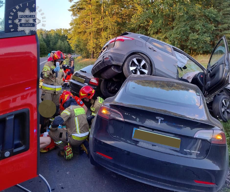 Wypadek na DW919. Sześć osób w szpitalu. Fot. Policja Śląska