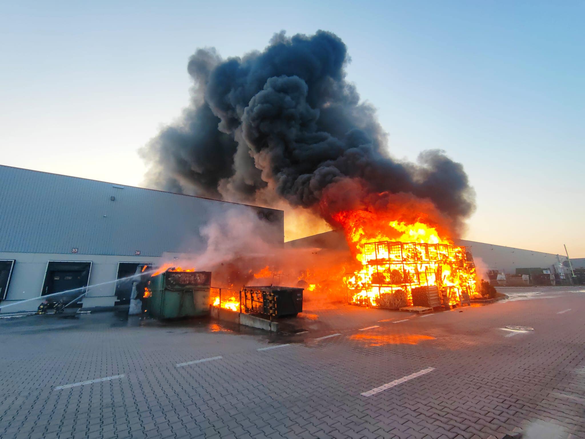 Pożar kontenerów w Tychach. Z ogniem walczyło 10 zastępów PSP. Fot. FB/Maciej Gramatyka
