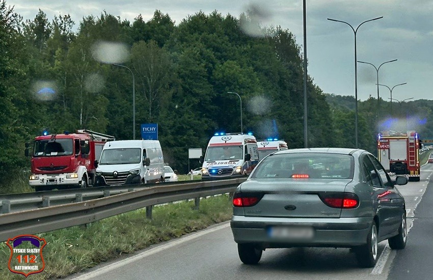Wypadek na DK86. Drugi kierowca odjechał z miejsca zdarzenia/fot.112 Tychy - Tyskie Służby Ratownicze