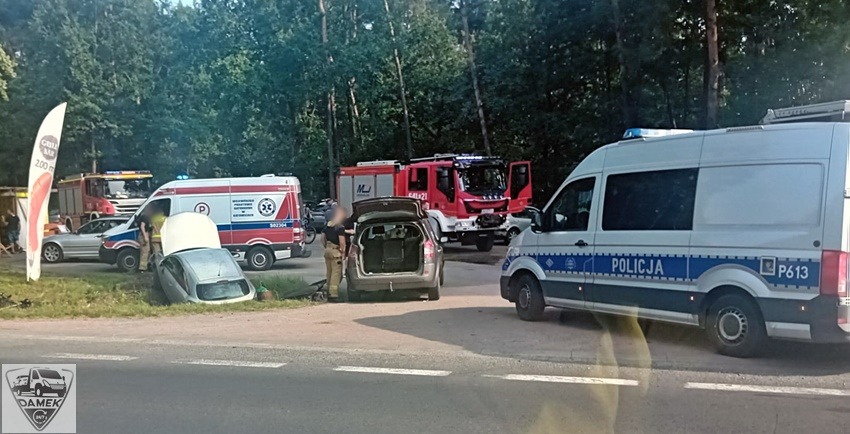 Zderzenie dwóch osobówek i rowerzysty na DK1 w Kobiórze/fot.112 Tychy - Tyskie Służby Ratownicze