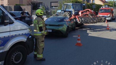 Aston martin wjechał w ursusa w Świerklańcu/fot. KPP Tarnowskie Góry