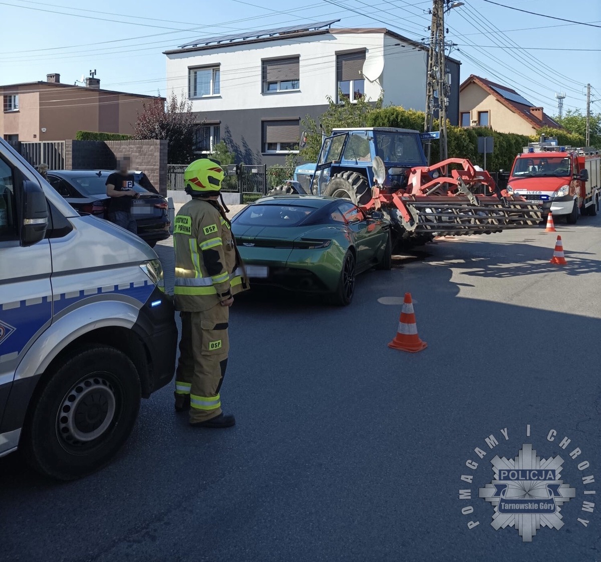 Aston martin wjechał w ursusa w Świerklańcu/fot. KPP Tarnowskie Góry