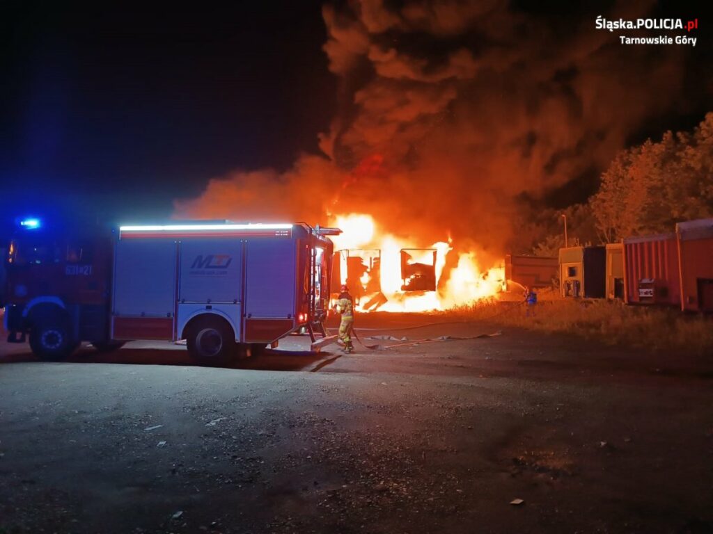 Pożar samochodów ciężarowych w Tarnowskich Górach [ZDJĘCIA]. Fot. KPP Tarnowskie Góry