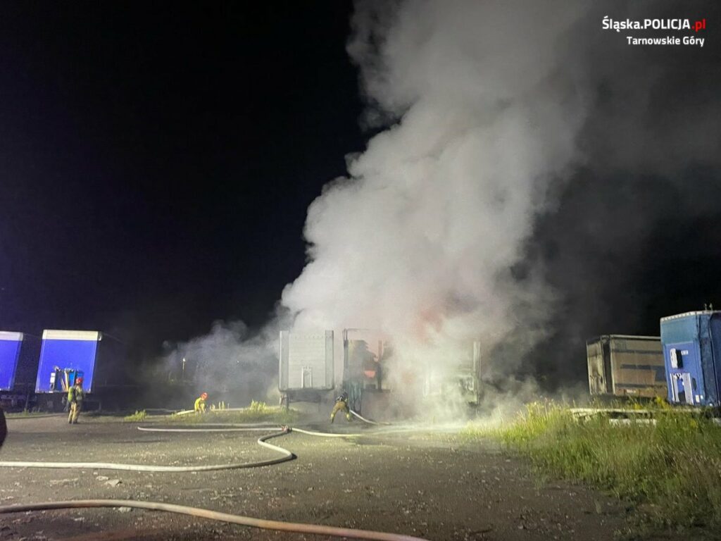 Pożar samochodów ciężarowych w Tarnowskich Górach [ZDJĘCIA]. Fot. KPP Tarnowskie Góry