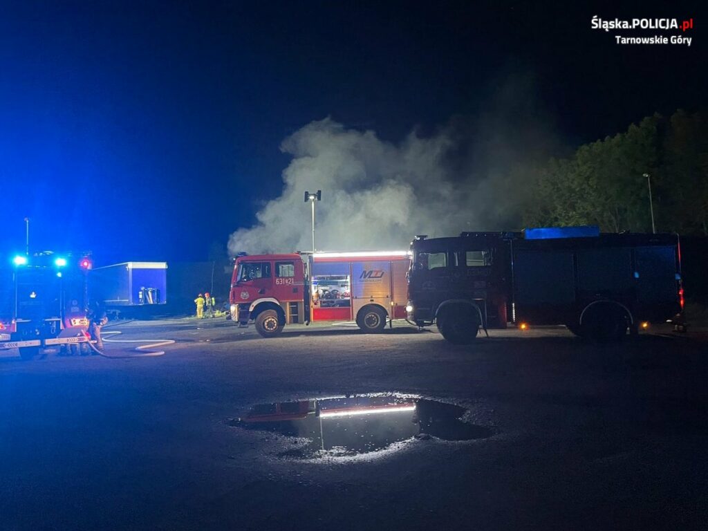 Pożar samochodów ciężarowych w Tarnowskich Górach [ZDJĘCIA]. Fot. KPP Tarnowskie Góry