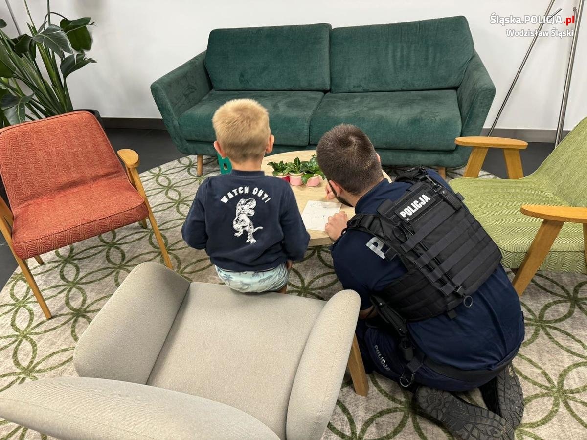4-latek się zgubił. Przyszedł po pomoc do banku. Fot. Policja Śląska