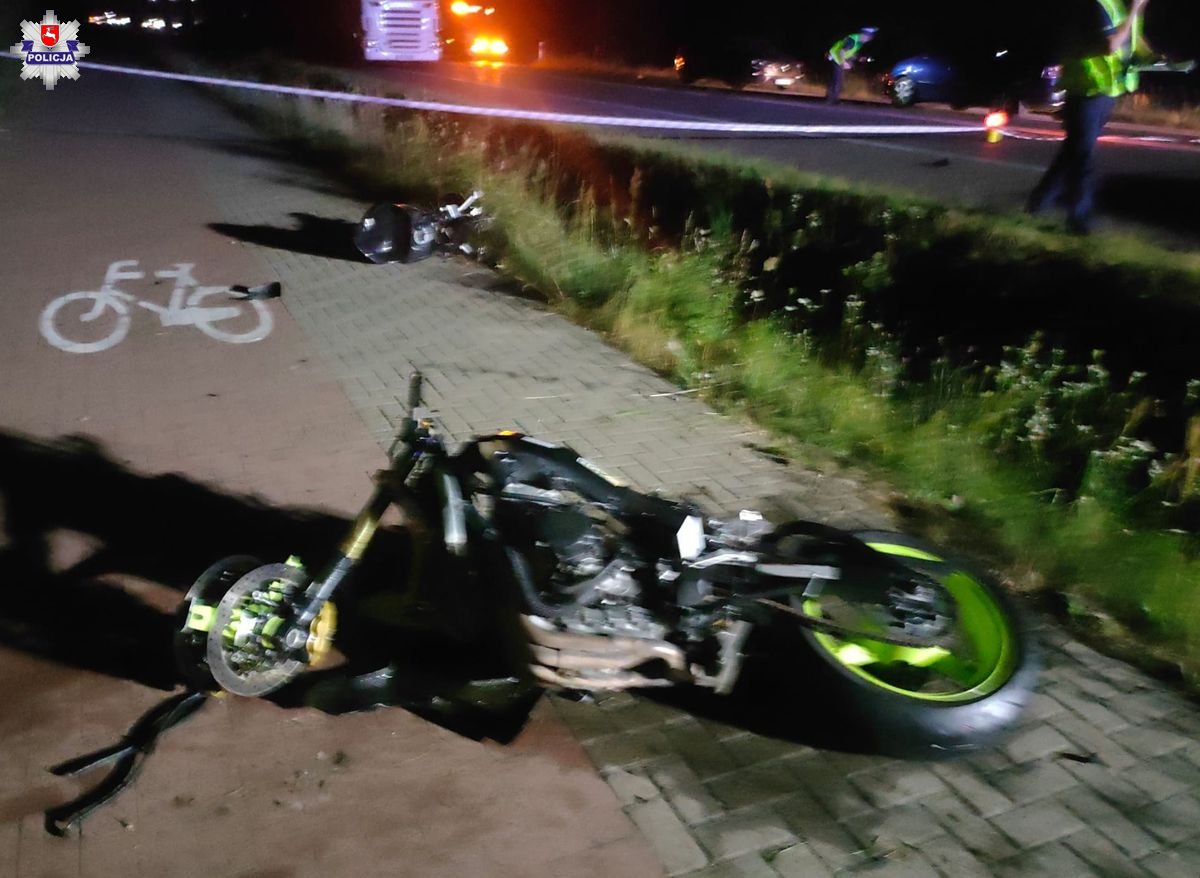Zaczepił o kię, uderzył w mercedesa. Motocyklista nie żyje/fot.Policja Lubelska