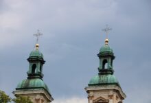 Krzyże wróciły na wieże kościoła w Białej. Montowali je alpiniści. Fot. UM Bielsko-Biała