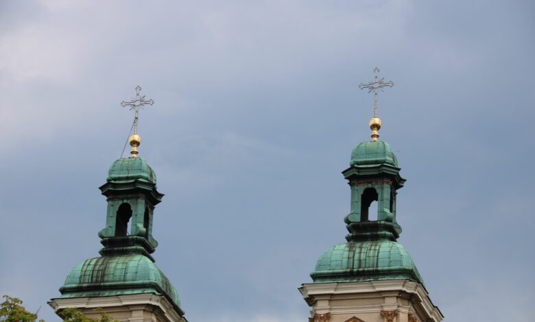 Krzyże wróciły na wieże kościoła w Białej. Montowali je alpiniści. Fot. UM Bielsko-Biała