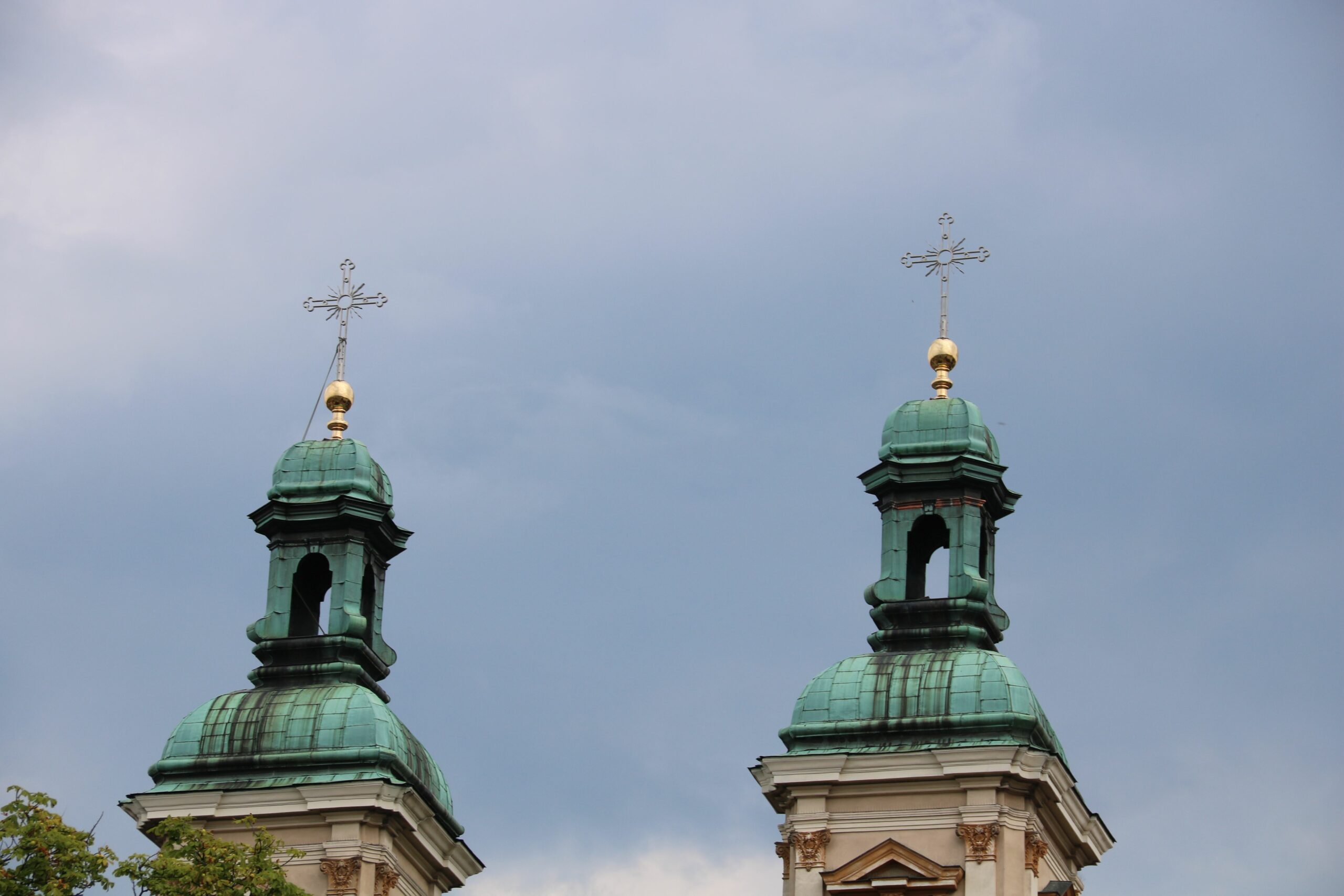 Krzyże wróciły na wieże kościoła w Białej. Montowali je alpiniści. Fot. UM Bielsko-Biała