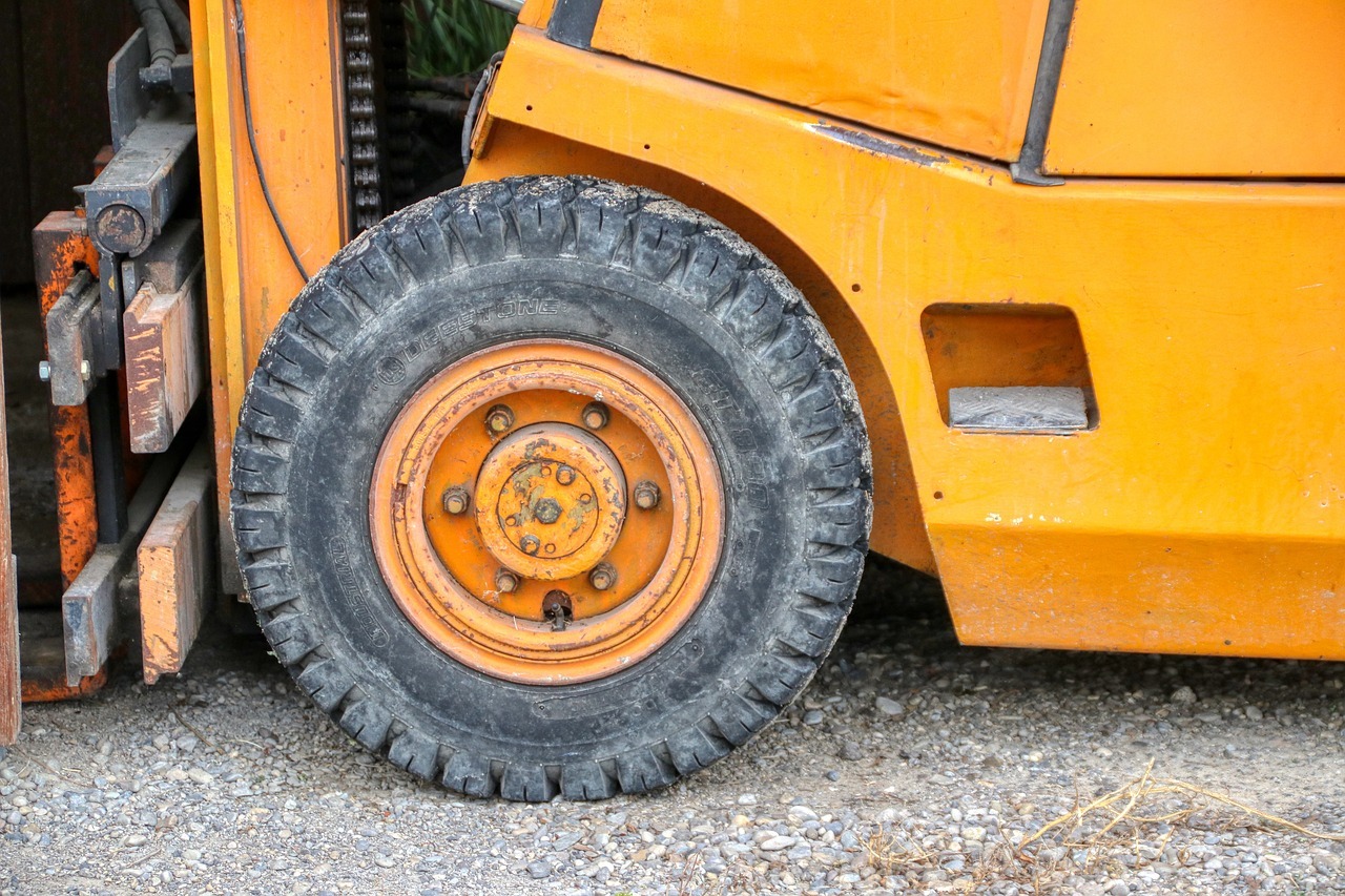Próbował holować auto wózkiem widłowym. Był pijany/fot.pixabay.com