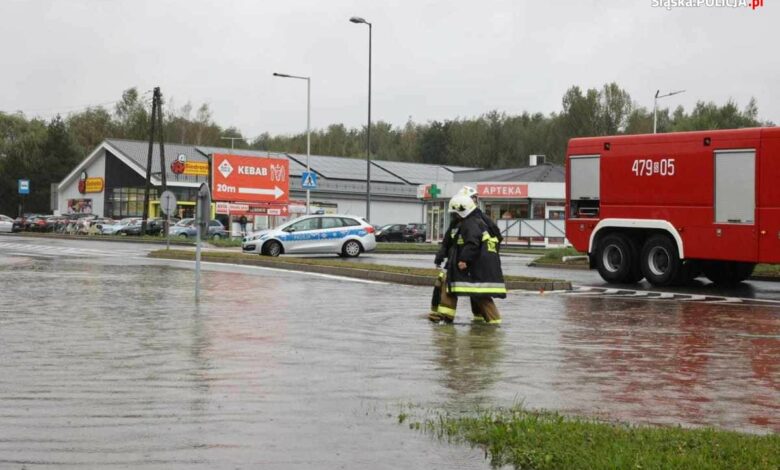 Intensywne opady. Zamknięte drogi w woj. śląskim/fot.śląska policja